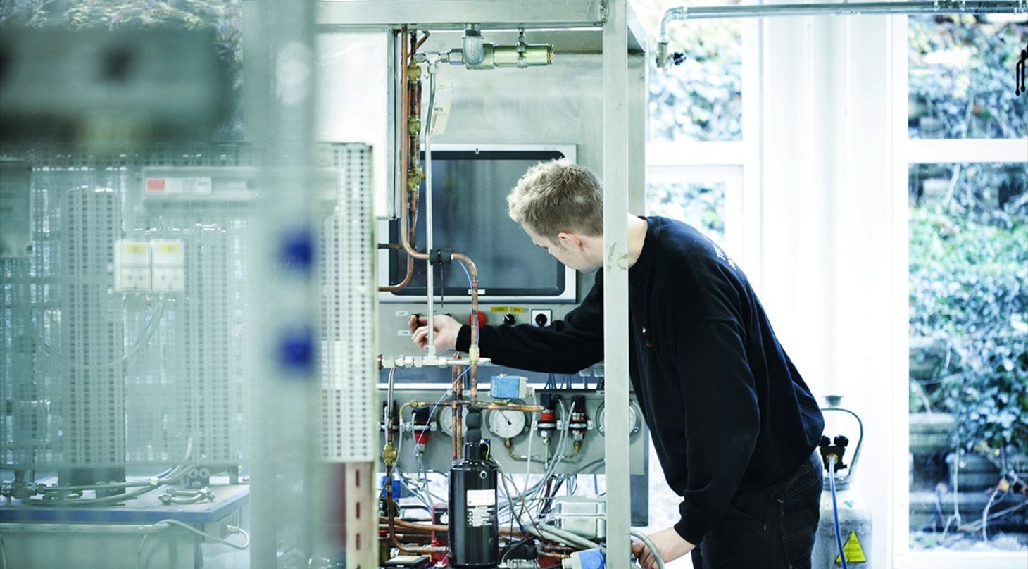 Billedet viser en person, som arbejder på et CO2 anlæg. Anlægget anvendes bl.a. ifm kurser på Teknologisk Institut.